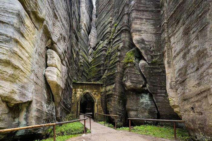 Adršpach-Teplice Rocks: Discover the Majestic Stone Gate in the Czech Republic - Image 1